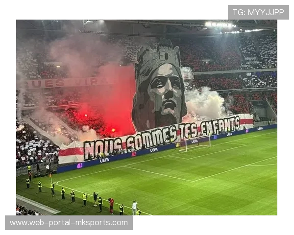 皇马球迷展示巨型TIFO，致敬本泽马赛季27球